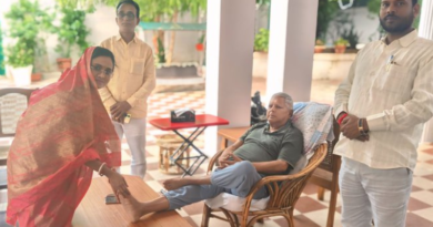 Ashok Mahto, the dreaded gangster of Bihar took the blessings of RJD chief after marriage.