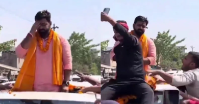 A fan of Pawan Singh broke his car’s windshield in Karakat.