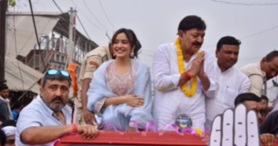 Bollywood actress Neha Sharma did the road show for her father in Bhagalpur.
