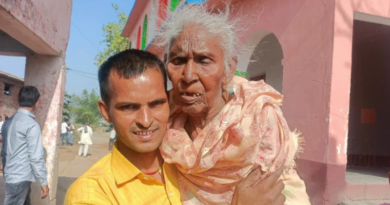A 102-year-old woman cast her vote in Aurangabad.