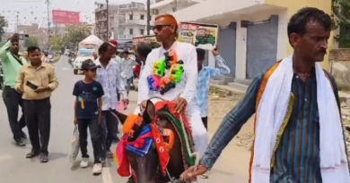 An independent candidate of Gopalganj is campaigning on donkey.