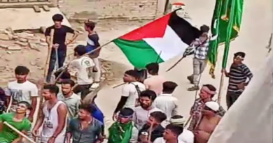 A youth displayed the Palestinian flag in East Champaran.