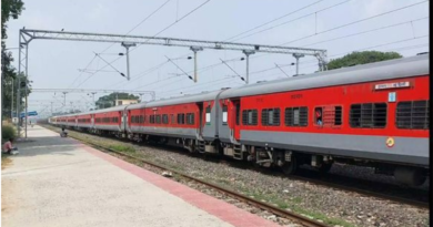 Narrow escape for passengers after coupling of Sampark Kranti broke down