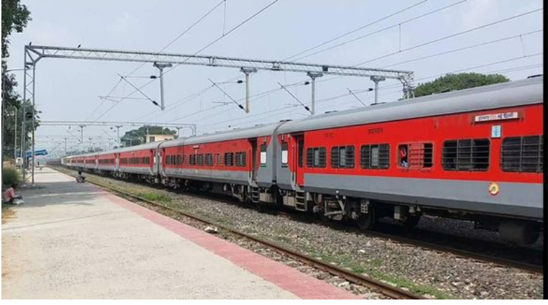 Narrow escape for passengers after coupling of Sampark Kranti broke down