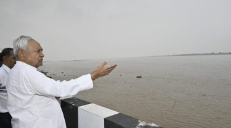 Nitish Kumar inspected the Banks of Ganga River in Patna.