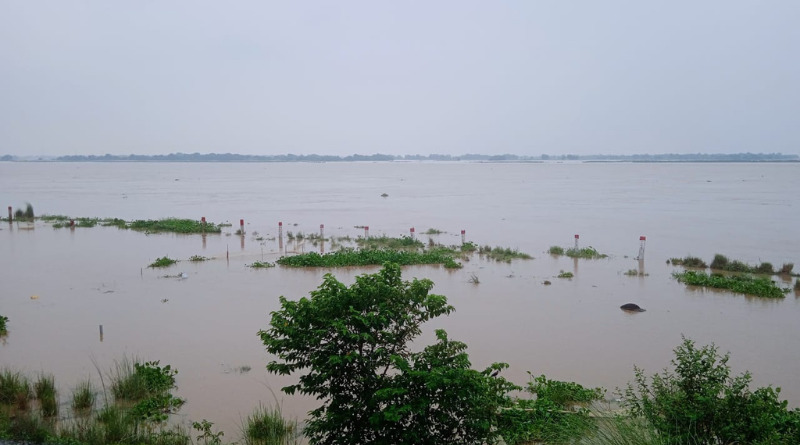 The flood situation worsened in Sitamarhi, where a 35-meter embankment was breached.