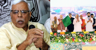 Shivanand Tiwari criticized Nitish Numar for touching the feet of PM Modi.