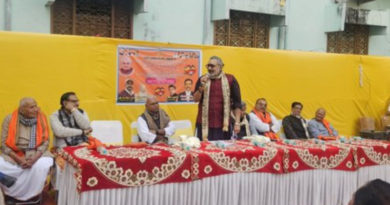 Giriraj Singh demanded the highest civilian award Bharat Ratna for Nitish Kumar.