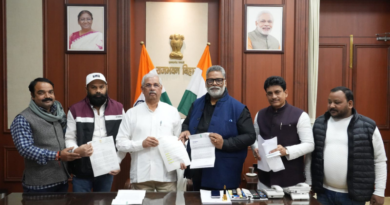 Pappu Yadav handed over the memorandum to the Bihar governor seeking the cancellation of the 70th BPSC examination.