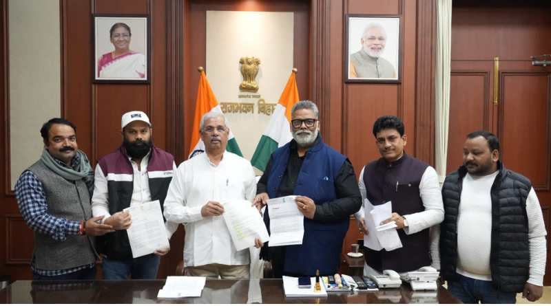 Pappu Yadav handed over the memorandum to the Bihar governor seeking the cancellation of the 70th BPSC examination.