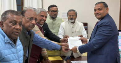 A Jan Suraj Party’s delegation submits a 5-point memorandum to the Chief Secretary amid a BPSC protest.