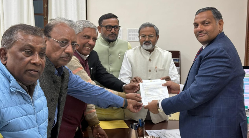 A Jan Suraj Party’s delegation submits a 5-point memorandum to the Chief Secretary amid a BPSC protest.