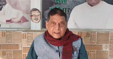Neeraj Kumar criticized Tejashwi Yadav for centralizing power in his own hand and side-lining Lalu Prasad Yadav.