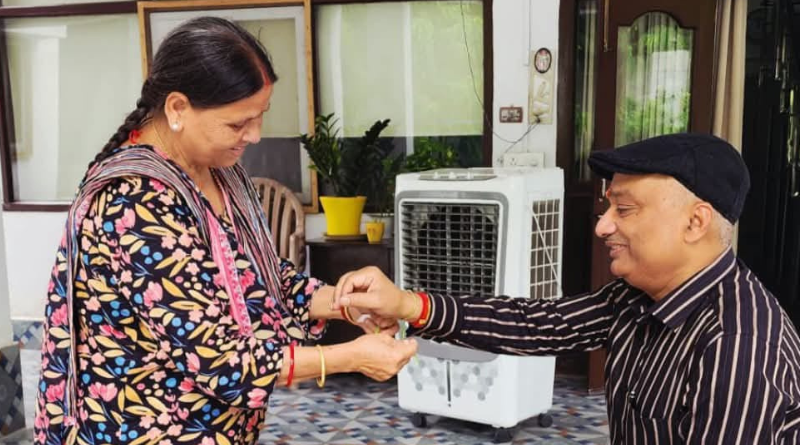 Rabri Devi celebrates Rakshabandhan with adopted brother Sunil Singh, and Tej Pratap also celebrates the fest.