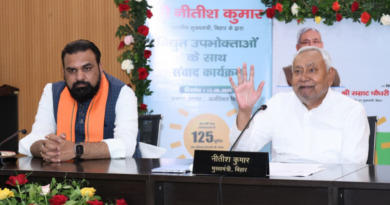 Nitish Kumar interacts with beneficiaries of the 125 units free electricity scheme.