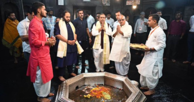 Mukesh Ambani performs Pind Daan at the world-famous Pitru Paksha fair in Gayaji.