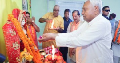 Nitish Kumar worshipped Goddess Durga on Mahasaptami and prays for peace in Bihar.