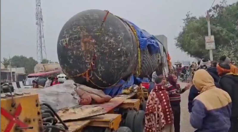 World’s largest 210-tonne Shivling reaches Gopalganj; bridge safety poses a major challenge.