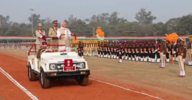 Governor Arif Mohammad Khan takes the salute at the grand 77th Republic Day parade at Gandhi Maidan, Patna.