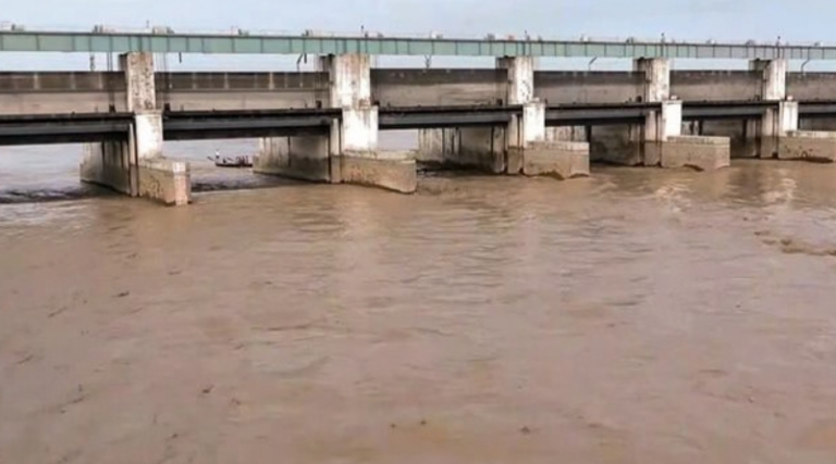 Flood alert in Bihar: Gopalganj on high alert as Gandak water rises.